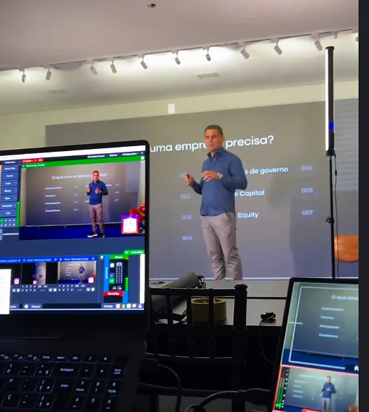 Marconi Noleto em gravação de aula sobre empresas