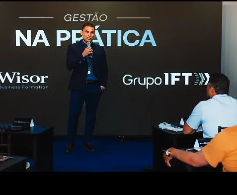 Marconi Noleto apresentando o Gestão na Prática no palco