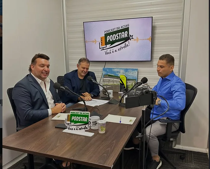 Marconi Noleto em gravação do podcast da ACIAG